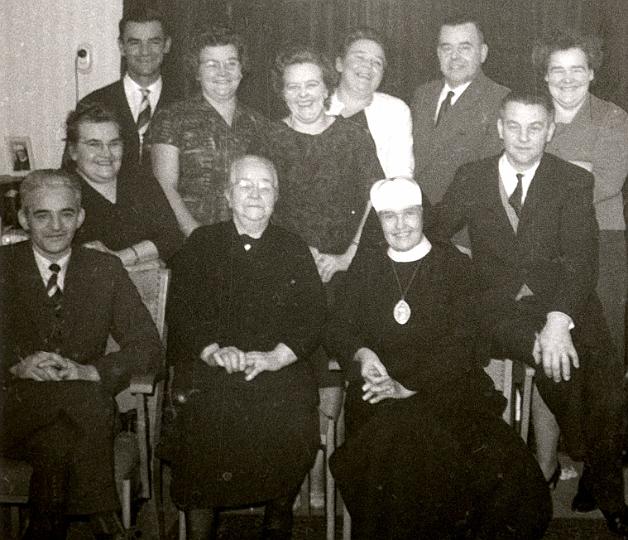 Jana feest 1963 - Oma en haar kinderen.jpg